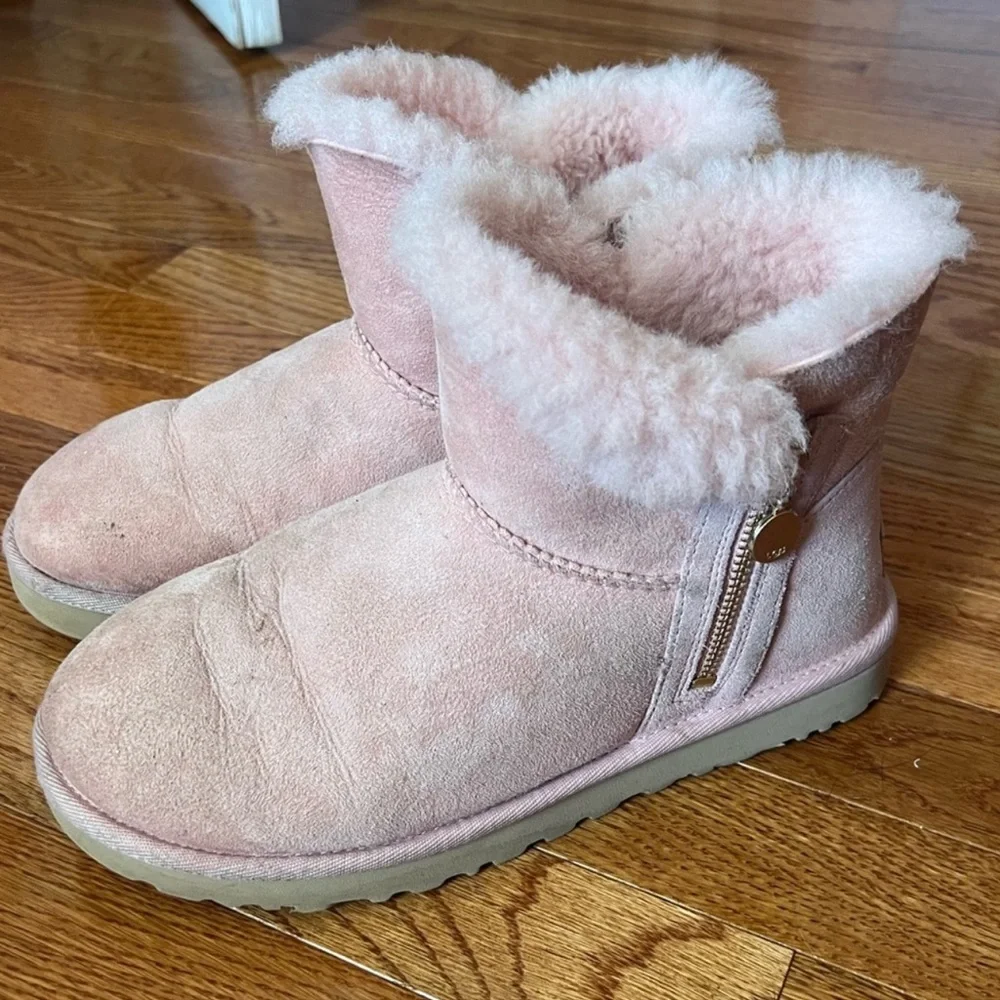 Light pink UGGS - Picture 1 of 6